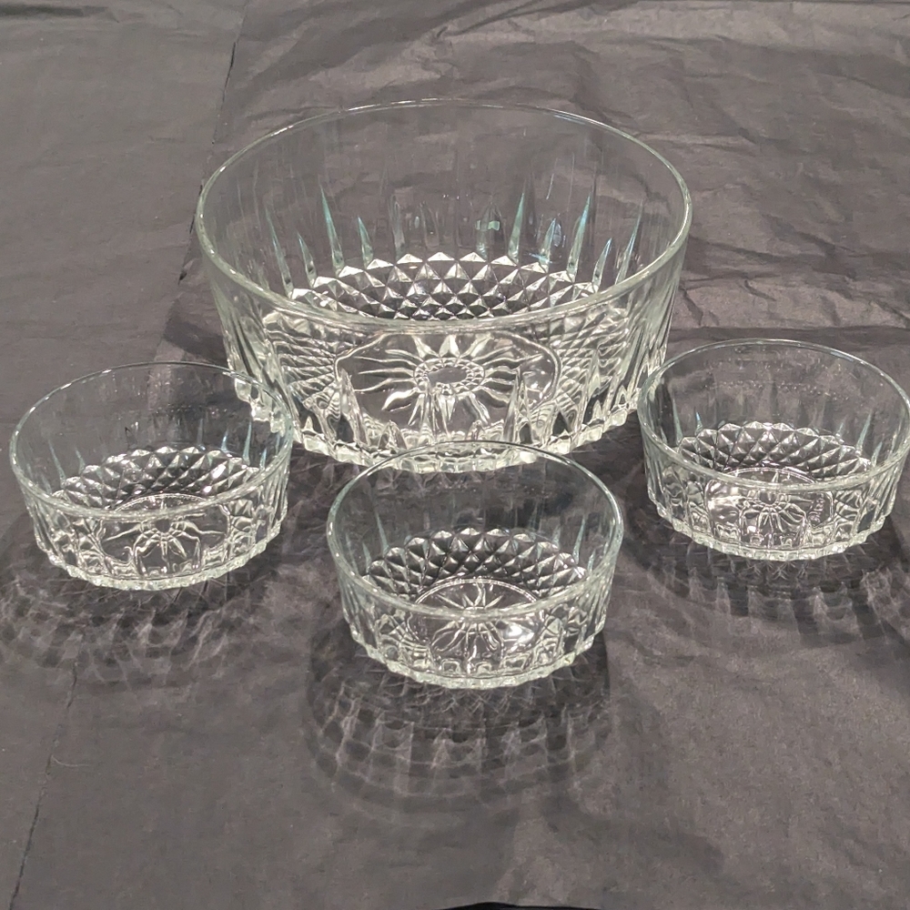 VTG Arcoroc France Diamant  Starburst Patterned Brilliant Cut Round 4 Bowl Set